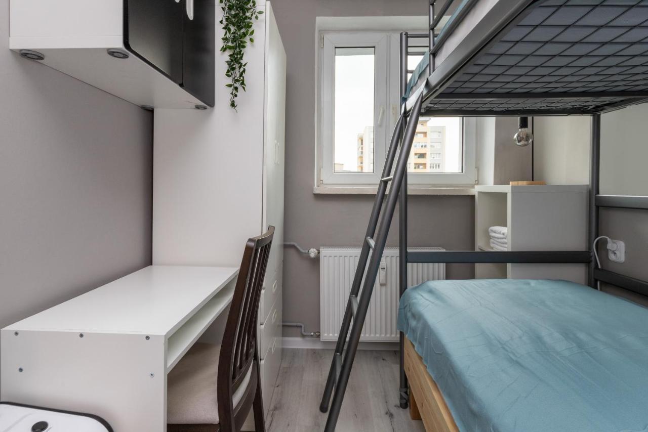 Family With Balcony In By Renters Apartament *